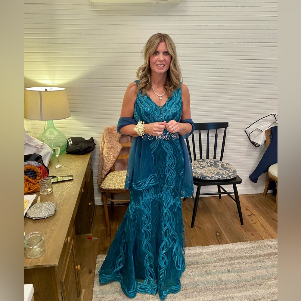 Beautiful MOB teal green dress comes with a matching shawls. Shown in first pic